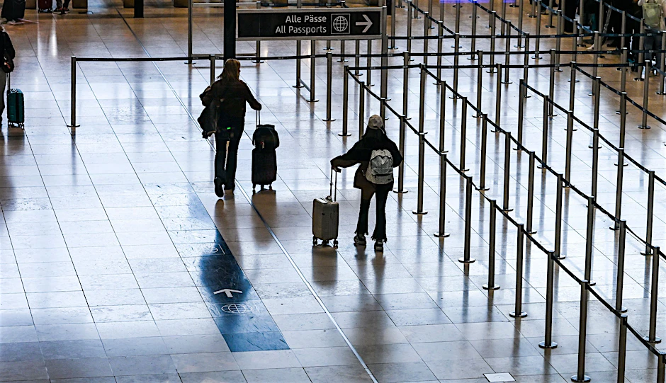 Reisende am Flughafen Berlin Brandenburg (BER) in Schönefeld. Im vergangenen Jahr haben rund 25,5 Millionen Passagiere den Hauptstadtflughafen genutzt.