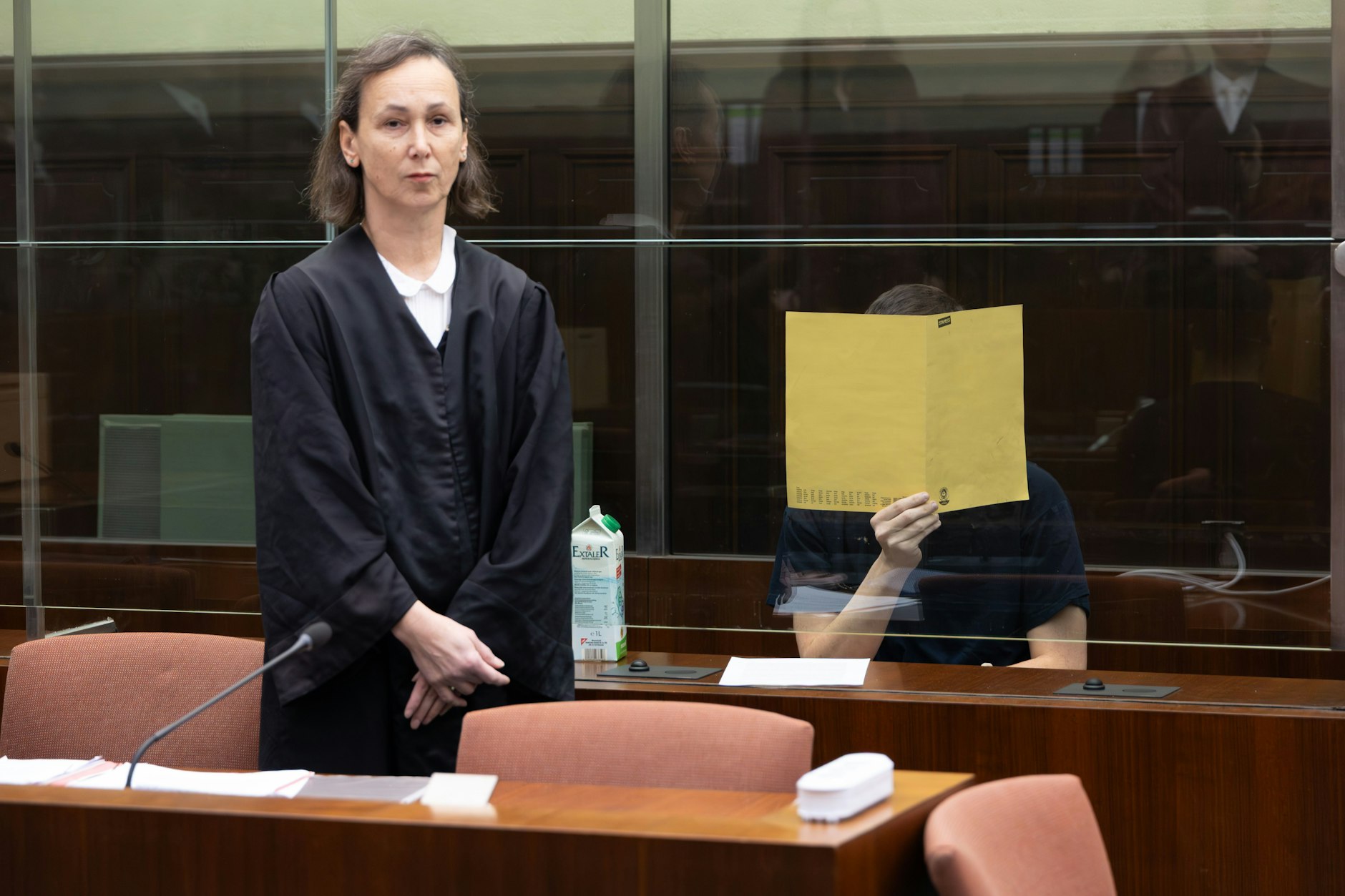 Akhmad E. hat am ersten Verhandlungstag eine Erklärung verlesen lassen – von seiner Anwältin Susanne Lange (l.).