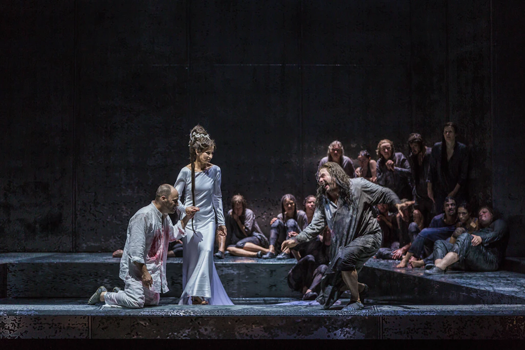 Ein Jahrtausende alter Klassiker, der nichts an seiner politischen Relevanz verloren hat: Antigone (hier in einer Inszenierung in der Komischen Oper)