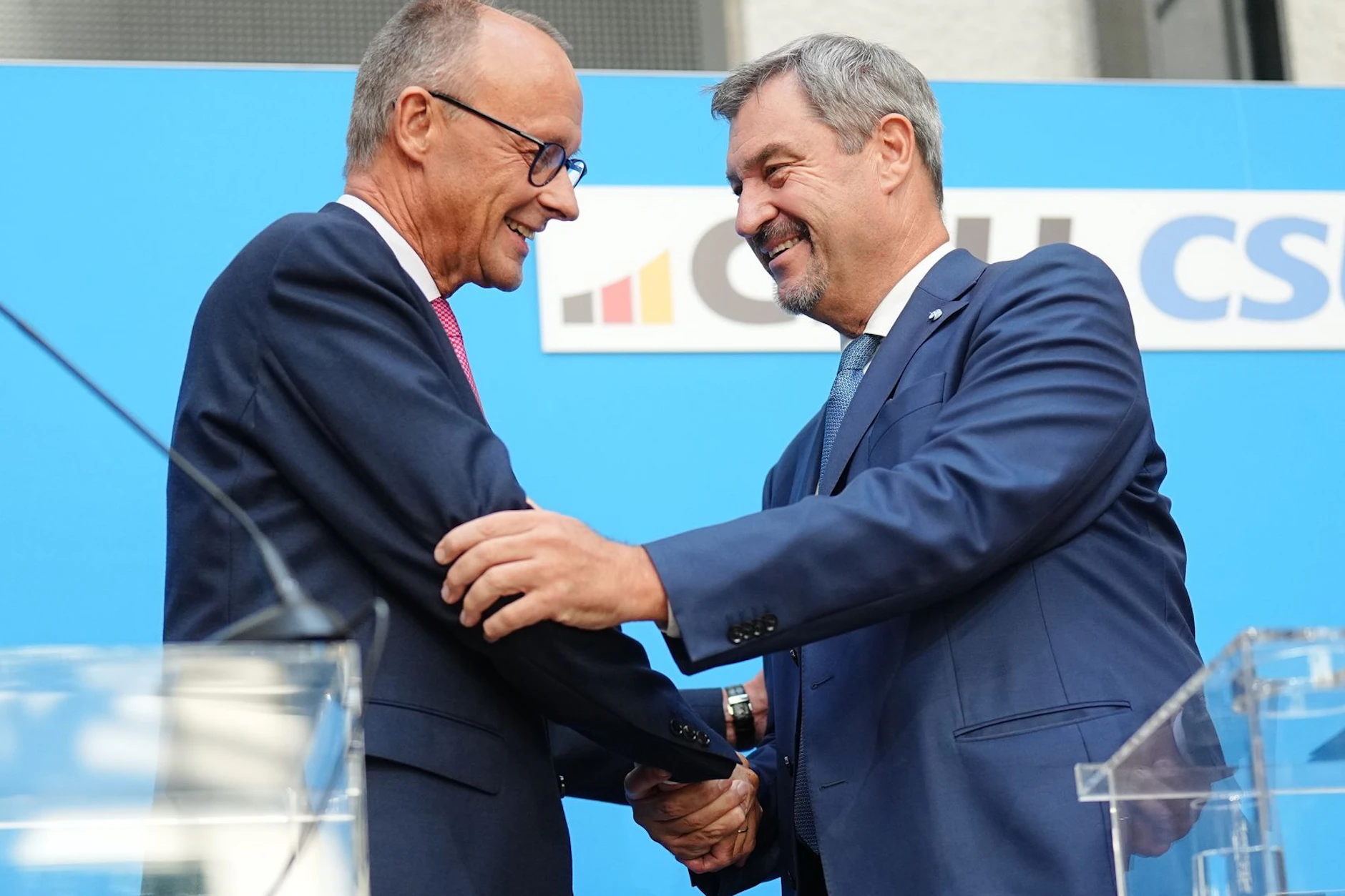 Bundeskanzler Friedrich Merz (CDU) und Bayerns Ministerpräsident Markus Söder (CSU) begrüßen eine höhere Pendlerpauschale.