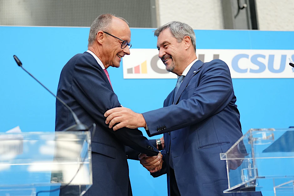 Bundeskanzler Friedrich Merz (CDU) und Bayerns Ministerpräsident Markus Söder (CSU) begrüßen eine höhere Pendlerpauschale.