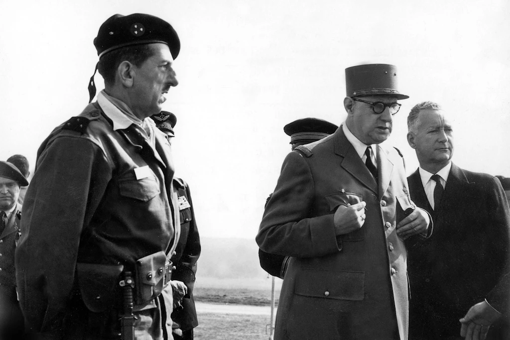 Charles De Gaulle (M.) während eines französischen  Militärmanövers 1962