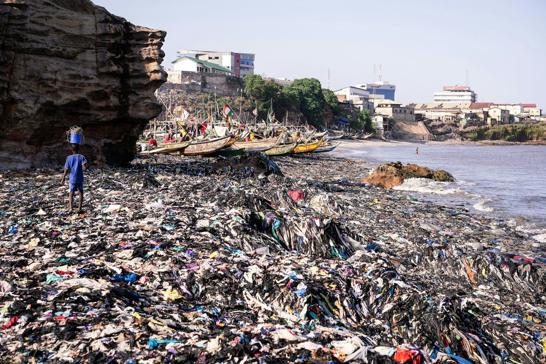Unmengen von Textilmüll sammeln sich am Strand von Acra.