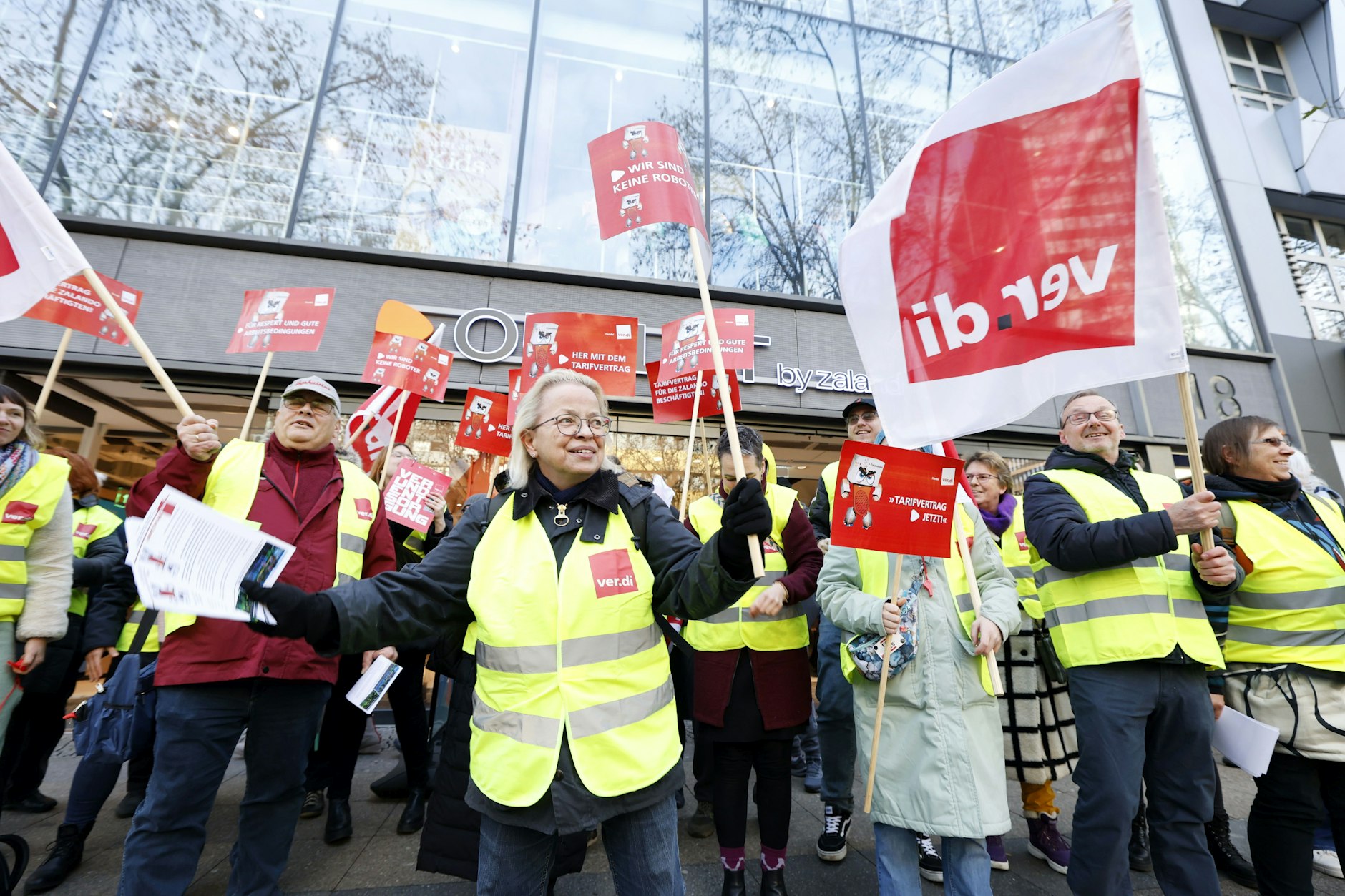Protestaktion am Cybermonday vor dem Zalando-Outletcenter in der Berliner Tauentzienstraße