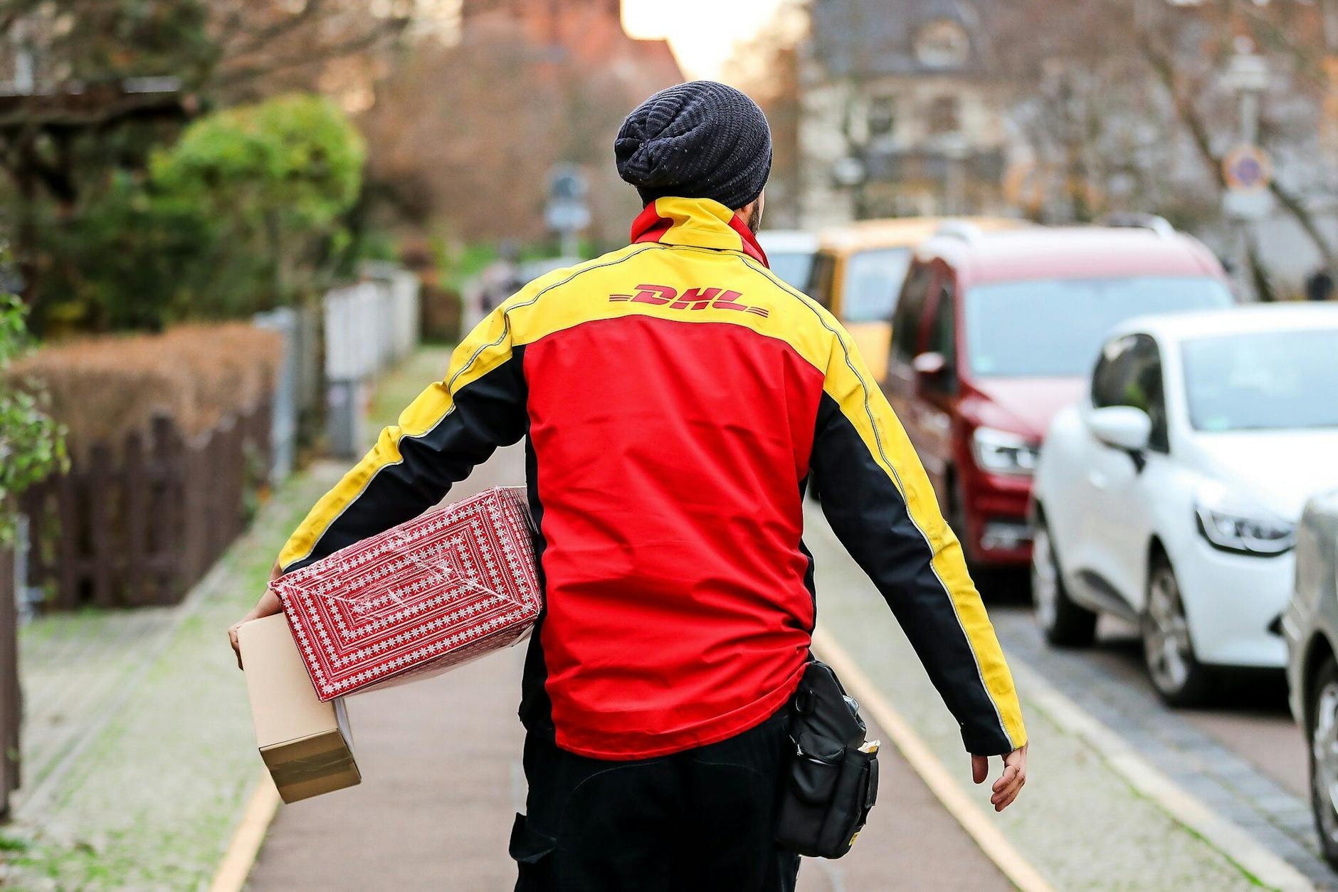 Immer mehr Deutsche bestellen ihre Weihnachtsgeschenke online: DHL rechnet in diesem Jahr mit 12 Millionen Paketen am Tag.