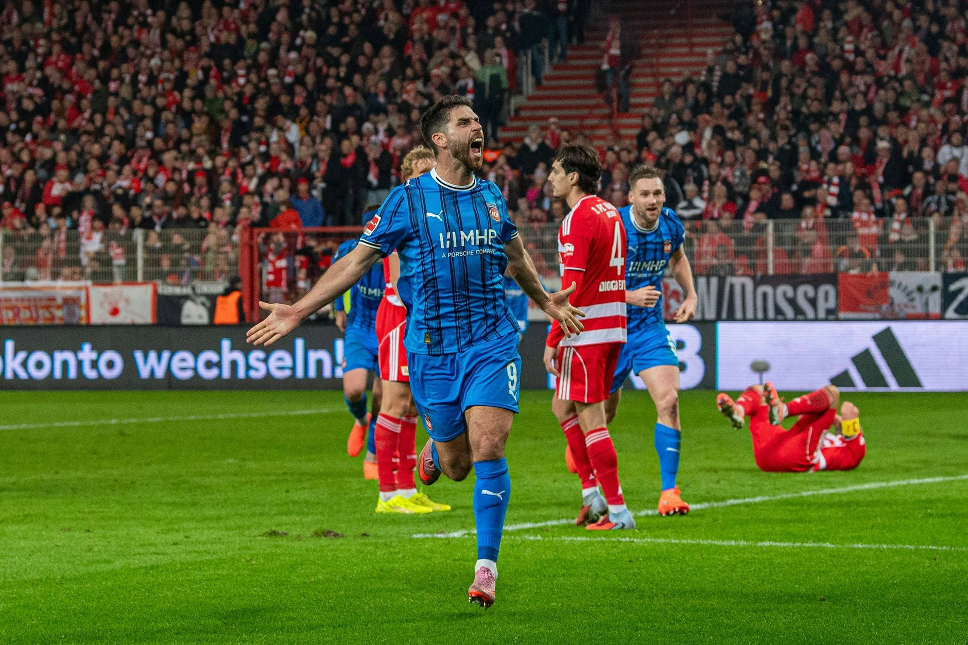 Heidenheims Stefan Schimmer Heidenheim bejubelt sein 1:1 in der Alten Försterei. Da ahnte der 1. FC Union noch nicht, dass es gleich noch dicker kommt ...