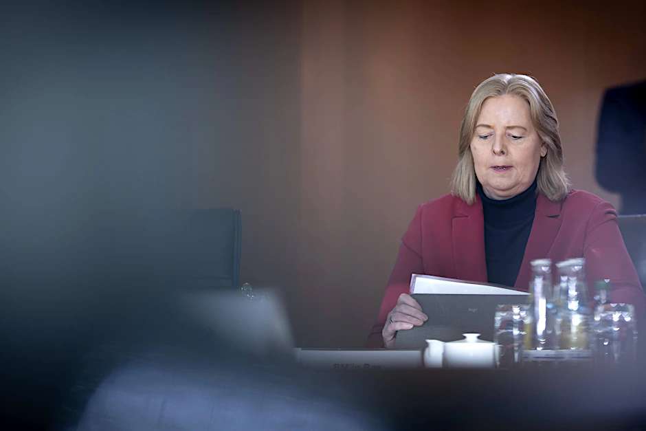 Bärbel Bas hatte am Wochenende beim Juso-Bundeskongress in Mannheim in der Debatte zum Rentenpaket zum <a href="https://www.berliner-zeitung.de/news/baerbel-bas-gegen-arbeitgeber-maenner-in-ihren-bequemen-sesseln-li.10008030">Rundumschlag gegen Arbeitgeber ausgeholt</a>.
