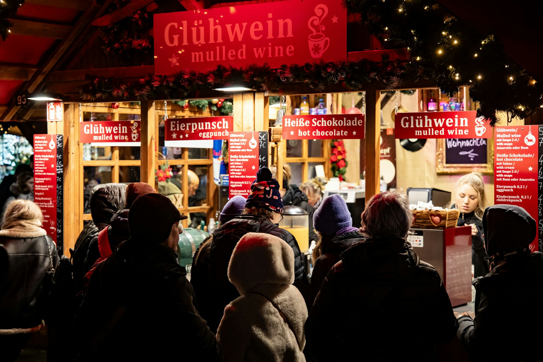 Beliebt und heiß begehrt: Glühwein-Stand mit der längsten Schlange.