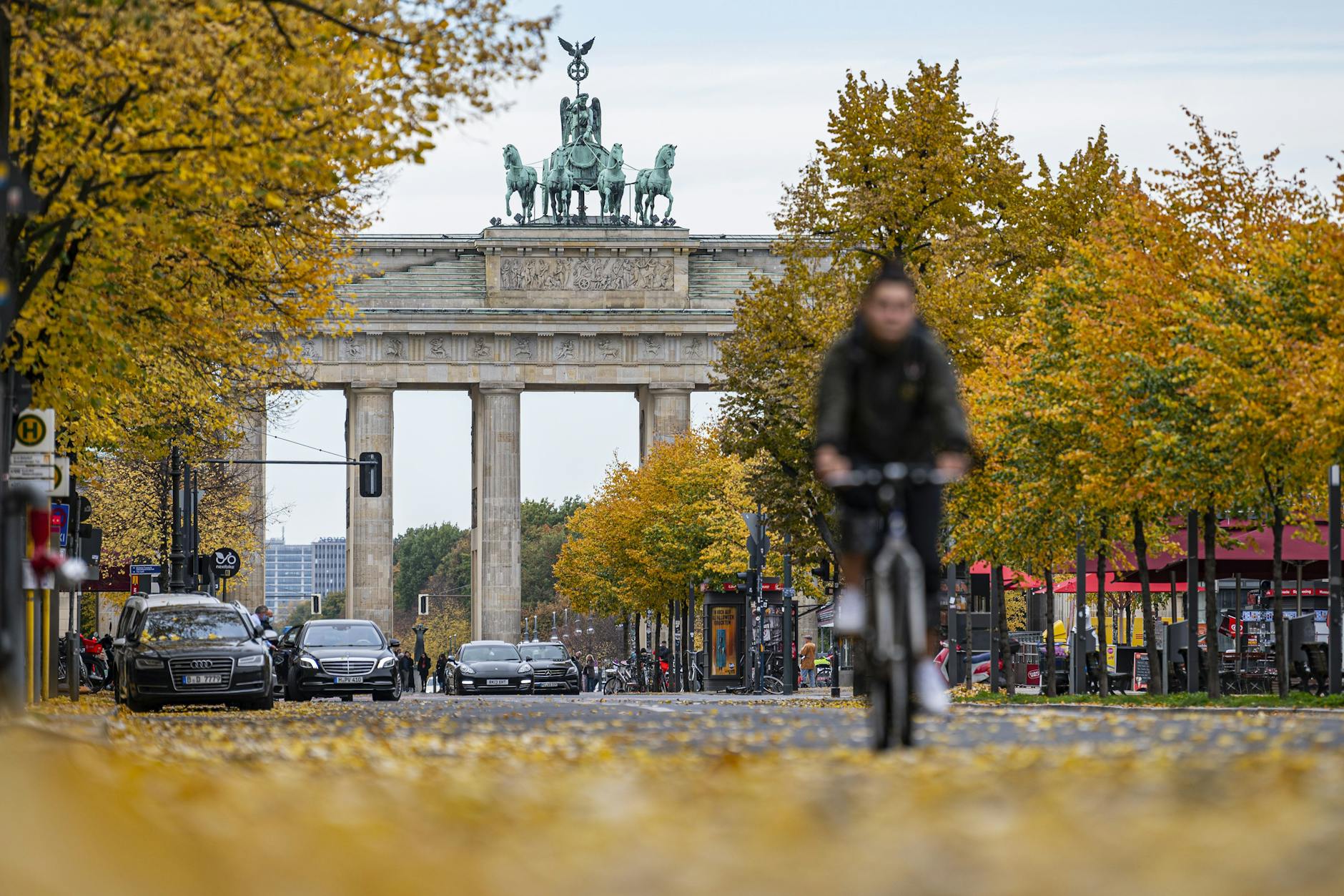 Die Straße Unter den Linden, die zum Brandenburger Tor führt, ist ein beliebter Hotspot bei Touristen. Hier wird es dank Bauarbeiten bald nicht mehr so idyllisch aussehen!