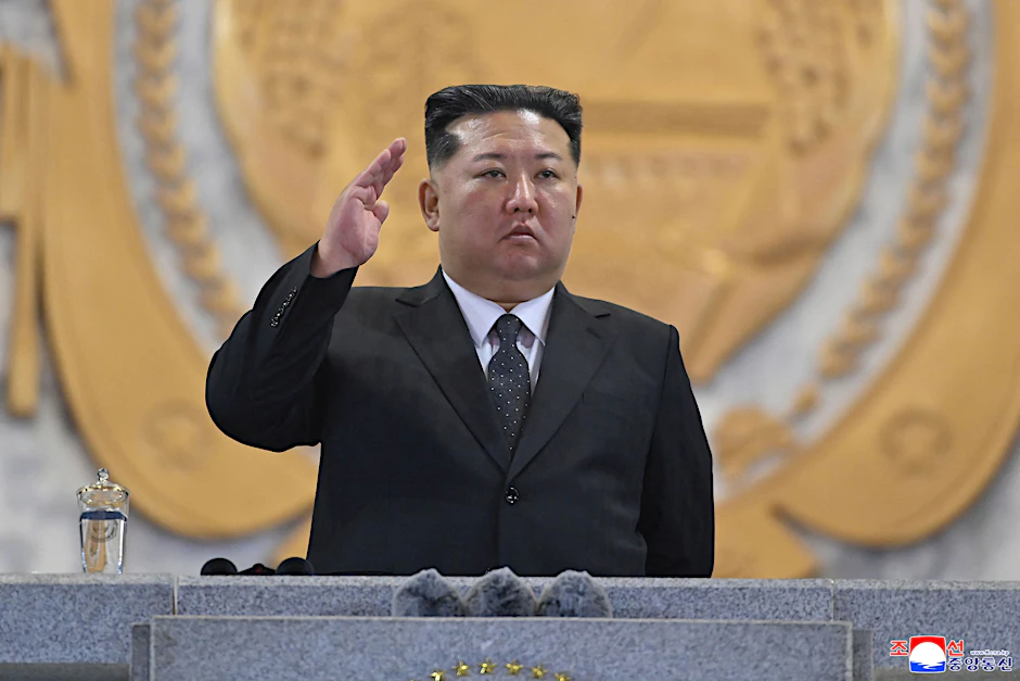 Nordkoreas Machthaber Kim Jong Un bei einer Militärparade