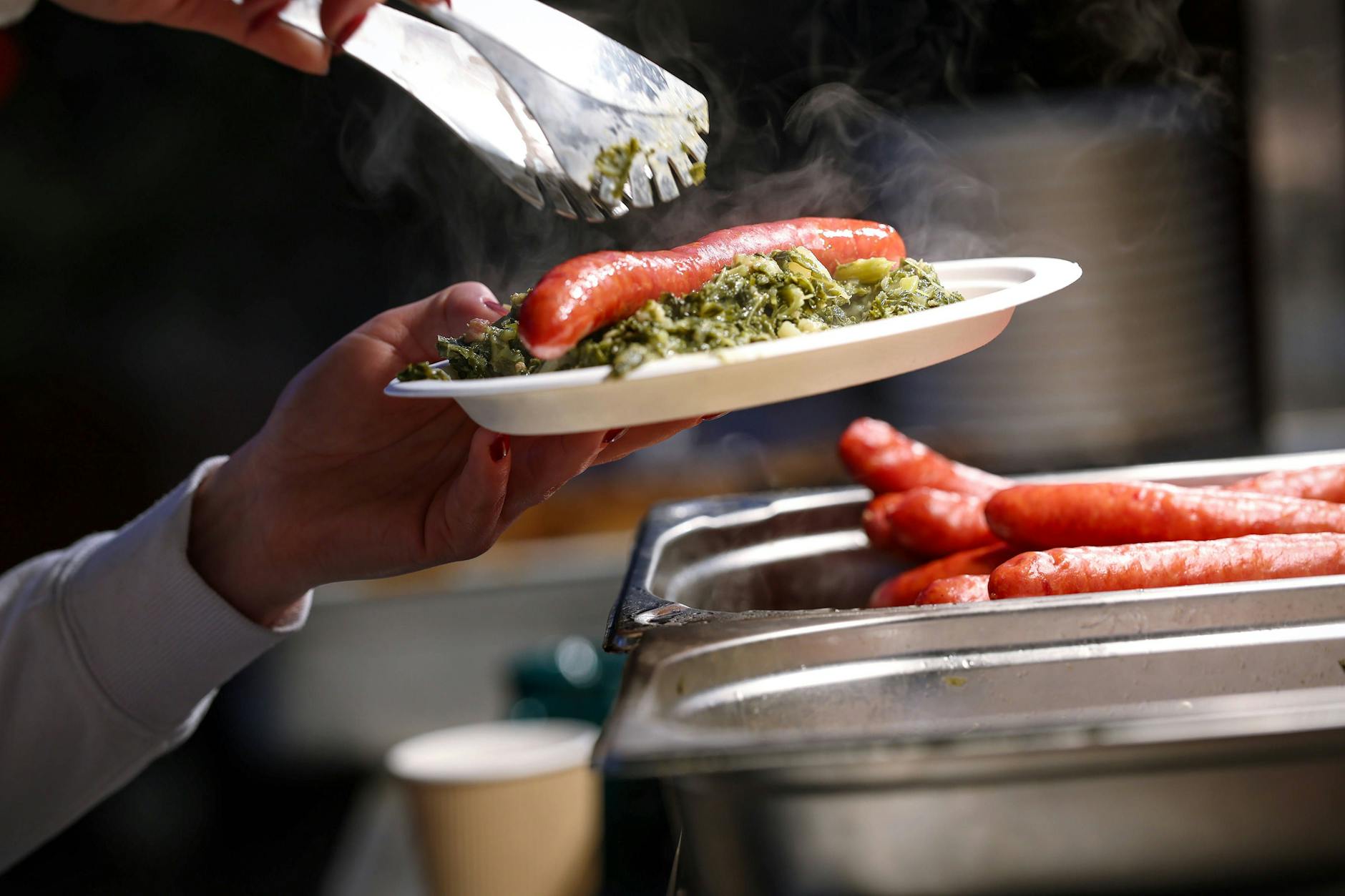 Grünkohl mit Wurst gehört zu den Klassikern der Weihnachtsmärkte