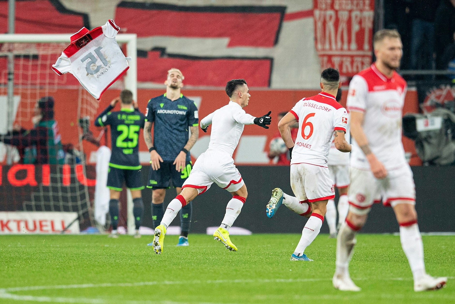 Kurz vor Weihnachten 2019: Düsseldorf Erik Thommy wirft nach seinem Tor zum 2:1 gegen den 1. FC Union sein Trikot in die Luft und das schwebt über den Platz.