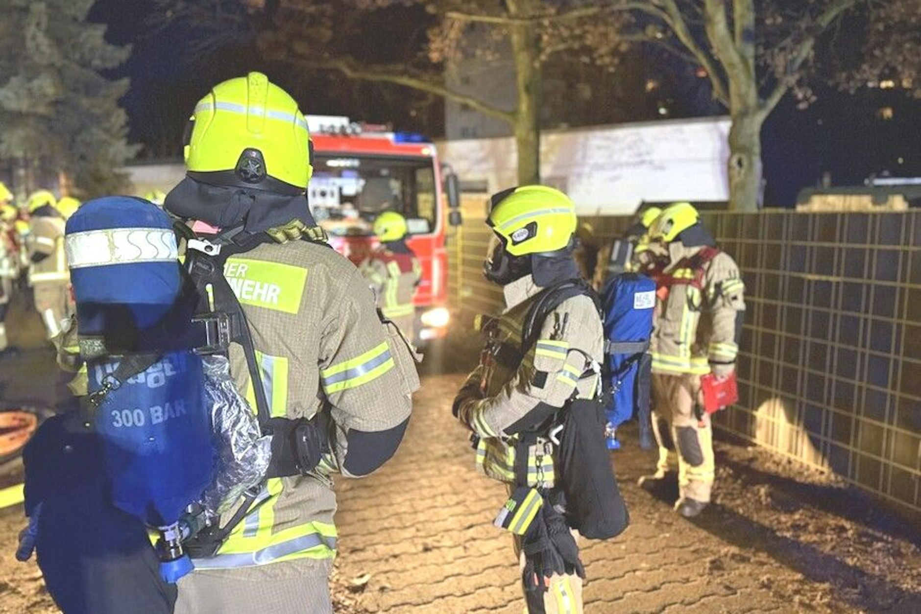 Die Einsatzkräfte machen sich bereit. Insgesamt 87 Feuerwehrleute waren vor Ort.