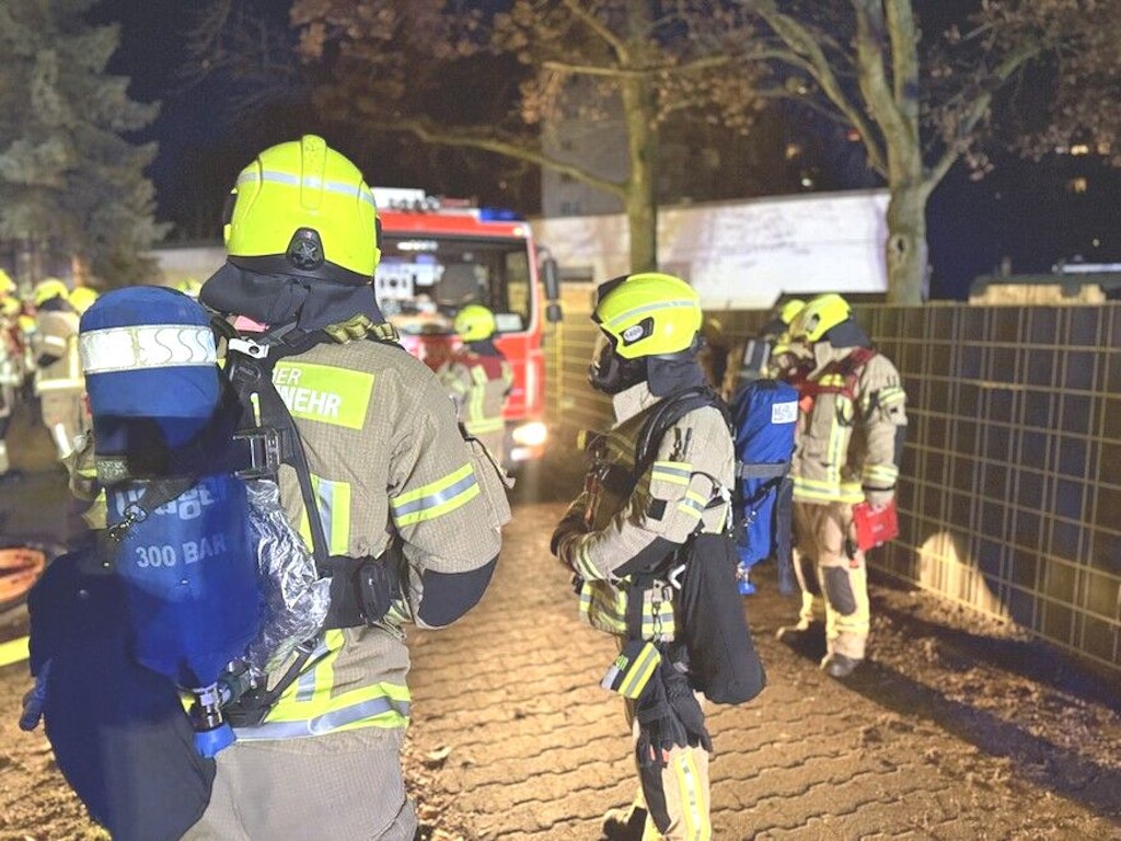 Rauch-zieht-bis-in-den-11-Stock-5-Verletzte