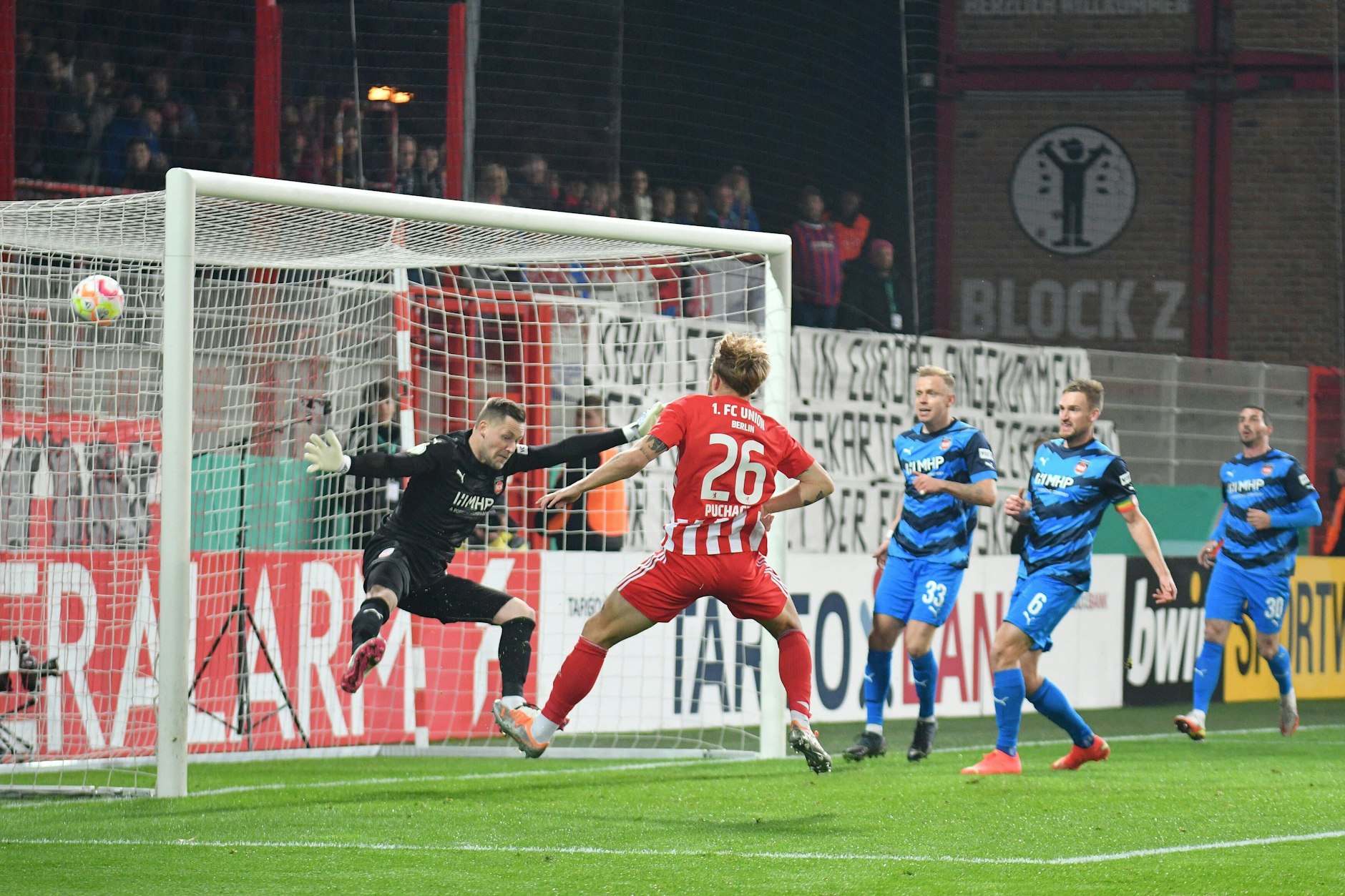 Tymoteusz Puchacz leitet im Herbst 2022 für den 1. FC Union im Pokal ein, was in der Liga gegen Heidenheim nicht klappen will: ein Sieg.