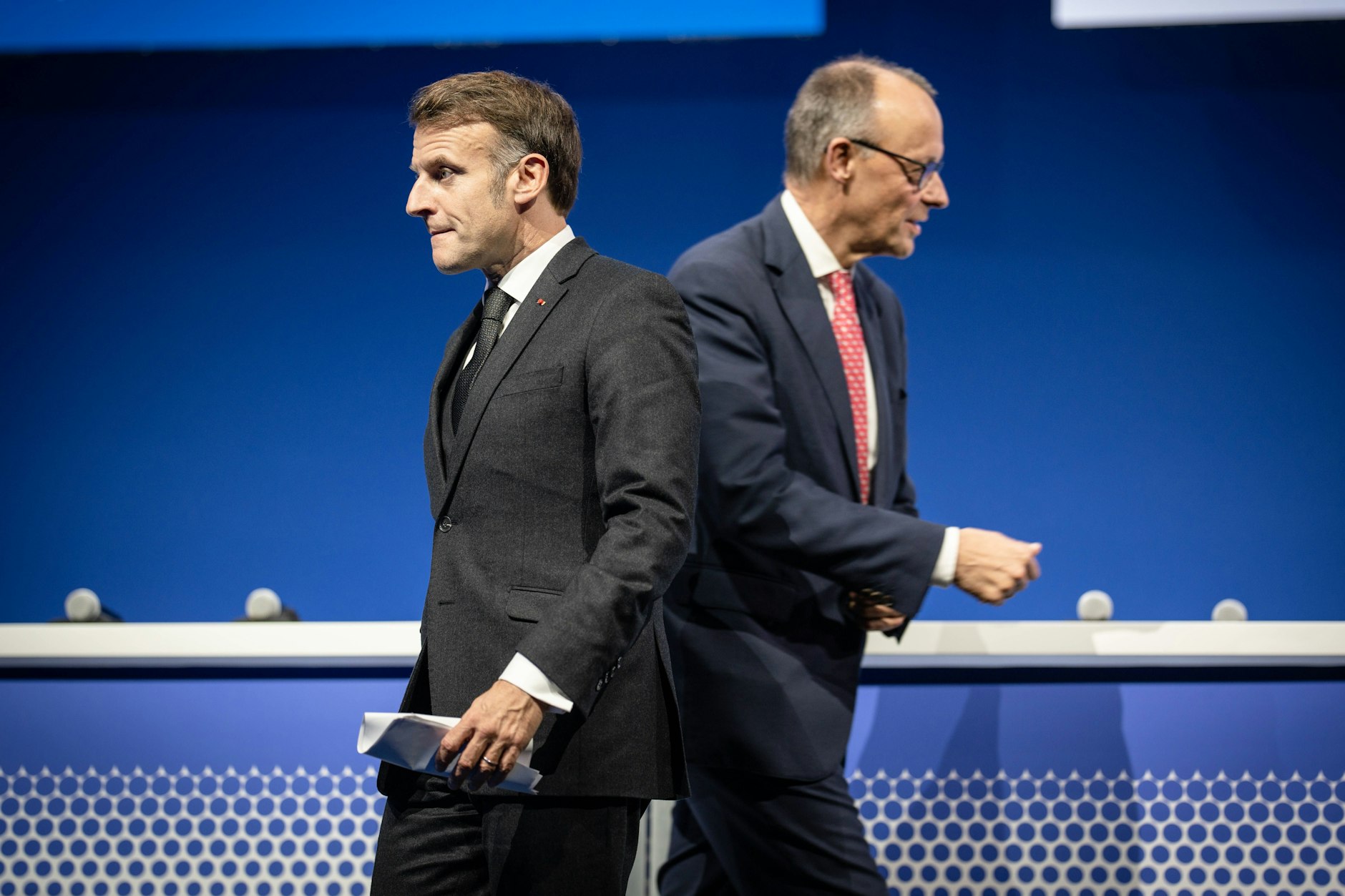 Bundeskanzler Friedrich Merz (r.) und der französische Staatspräsident Emmanuel Macron nach ihren Reden auf dem Gipfel zur Europäischen Digitalen Souveränität