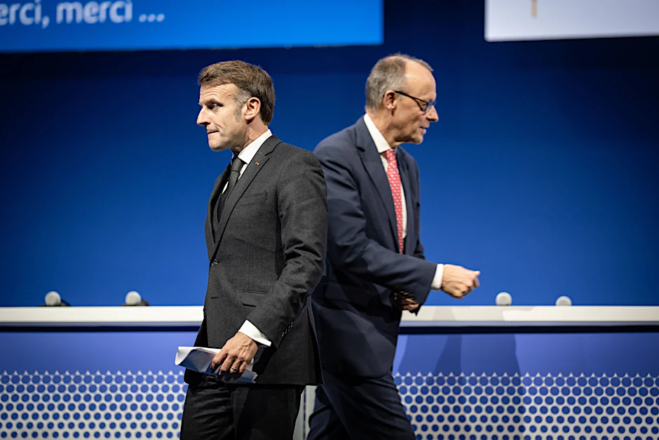 Bundeskanzler Friedrich Merz (r.) und der französische Staatspräsident Emmanuel Macron nach ihren Reden auf dem Gipfel zur Europäischen Digitalen Souveränität
