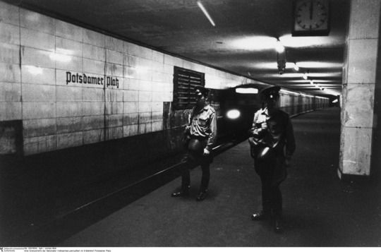 Geisterbahnhöfe im Berliner Untergrund: Wie die Mauer den Nahverkehr zerschnitt