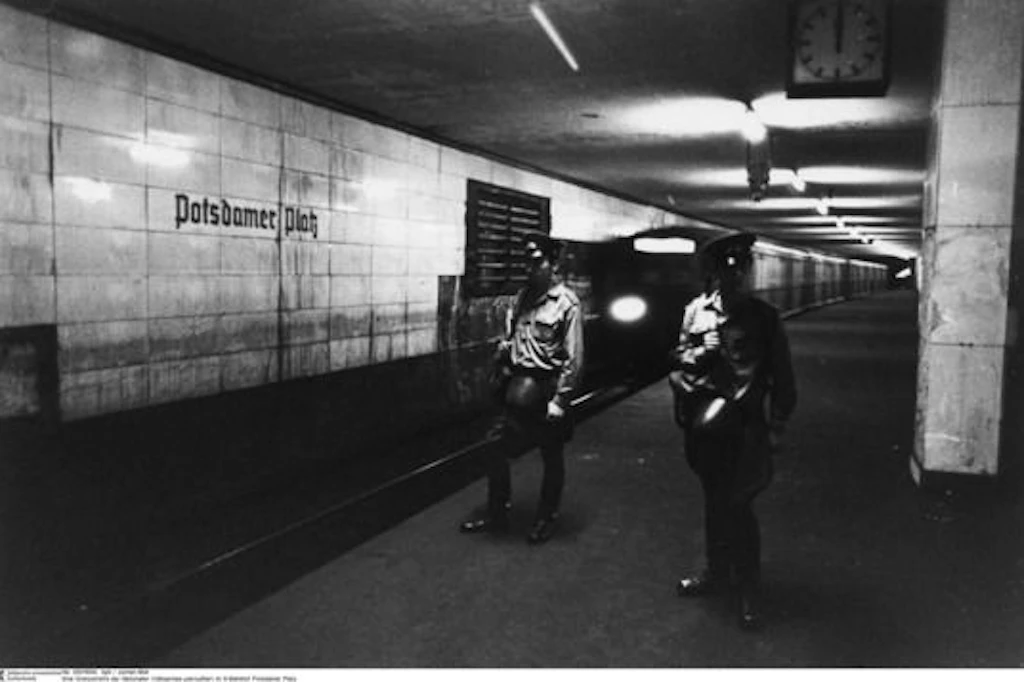 Als der S-Bahnhof Potsdamer Platz ein Geisterbahnhof war: Von 1961 bis nach dem Mauerfall 1989 hielten die Züge im Tunnel nur im Bahnhof Friedrichstraße. Grenztruppen bewachten die Stationen.