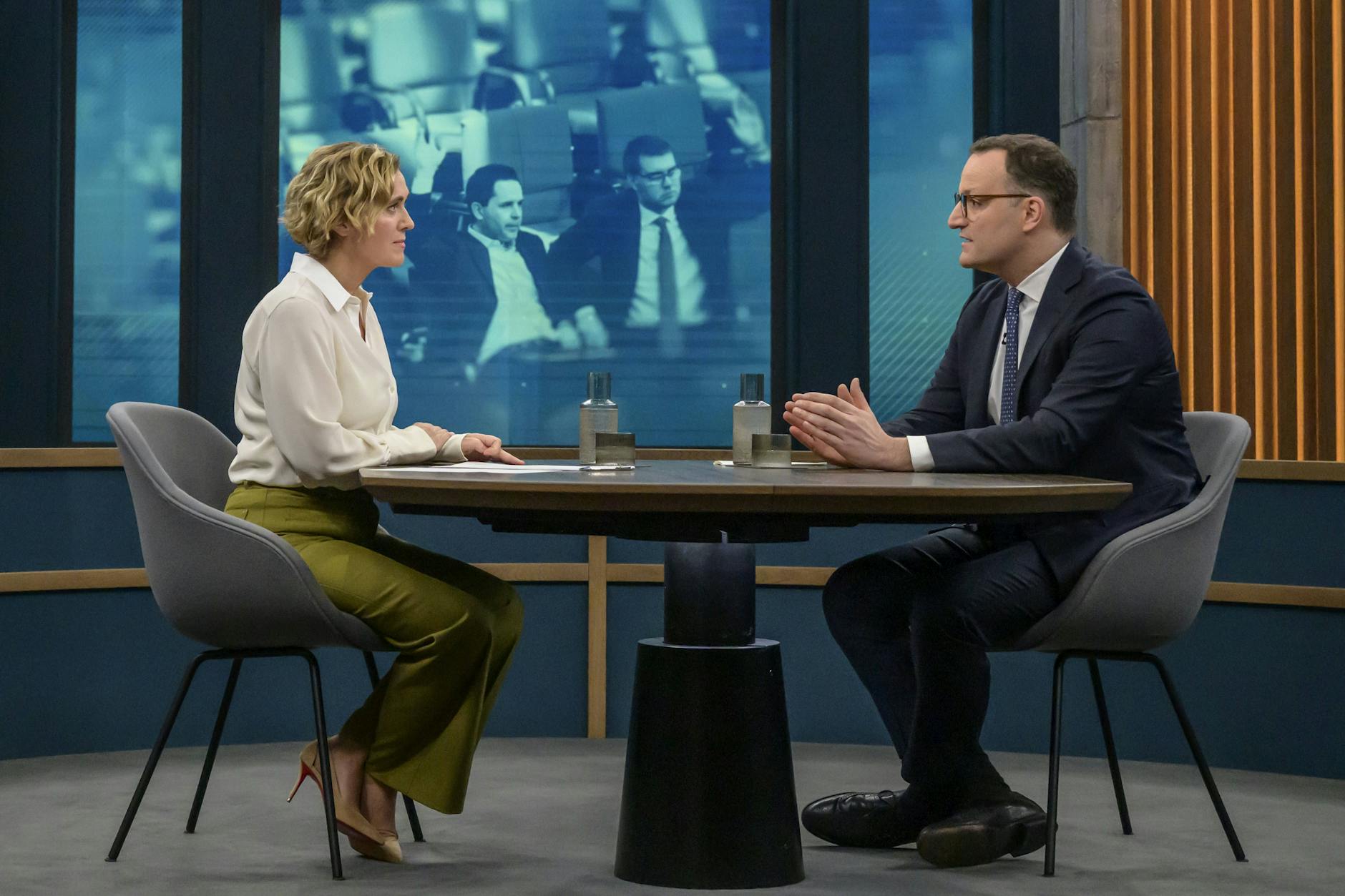 Jens Spahn Vorsitzender CDU/CSU-Fraktion im Bundestag (r) zu Gast in Caren Miosgas (l) gleichnamiger Talkshow.