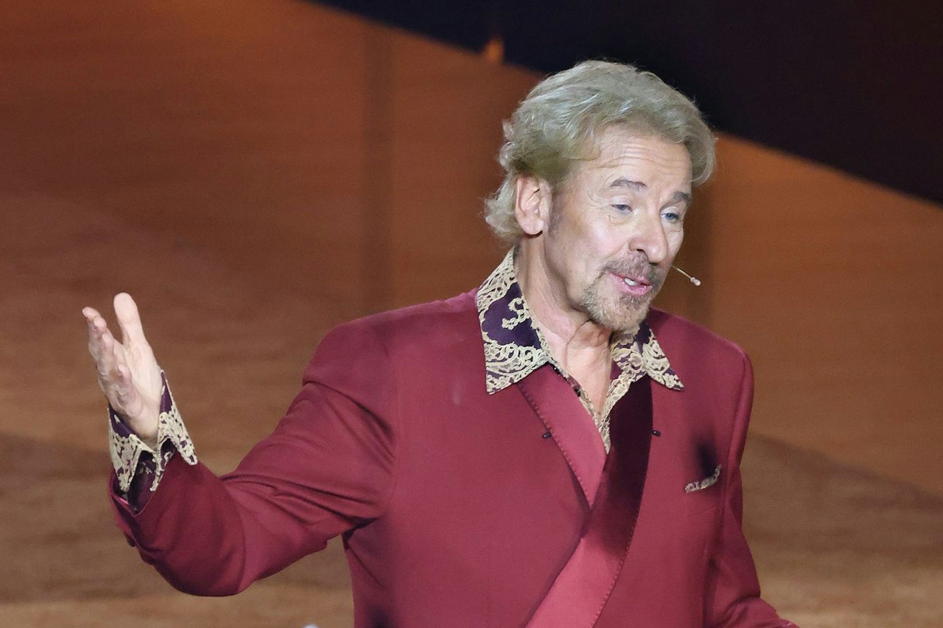 Thomas Gottschalk verabschiedet sich am Ende der ZDF-Show „Wetten, dass ...?“ von seinem Publikum. Er hat seine Krebserkrankung publik gemacht.