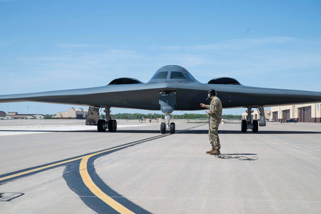 Ein US-amerikanischer Bomber, der mit Atombomben ausgestattet werden kann, auf einer Airbase in Missouri