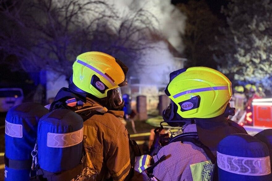 Einsatzkräfte am Brandort in Mahlsdorf