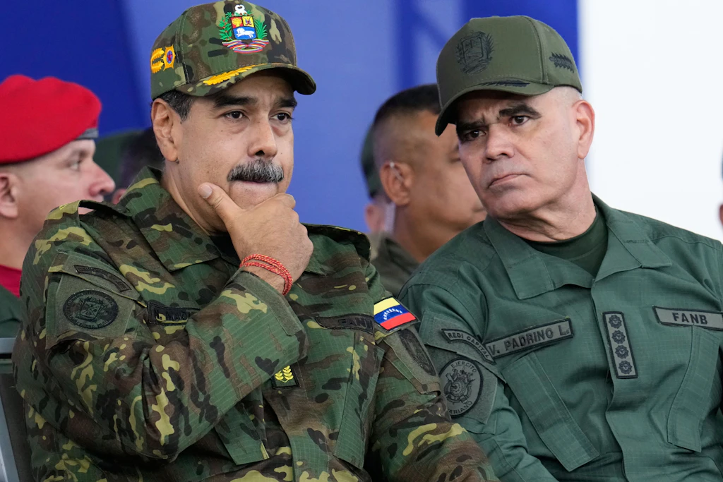 Caracas: Der venezolanische Präsident Nicolás Maduro (l.) hört Verteidigungsminister Lopez während eines von der Regierung organisierten zivil-militärischen Marsches zu.