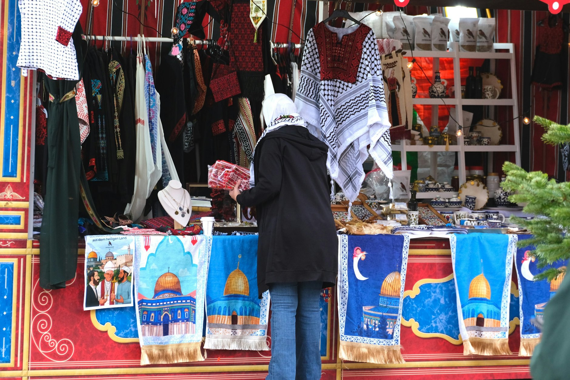 Die Bude auf dem Weihnachtsmarkt am Alexanderplatz: Auch Palästinenserschals werden hier angeboten.