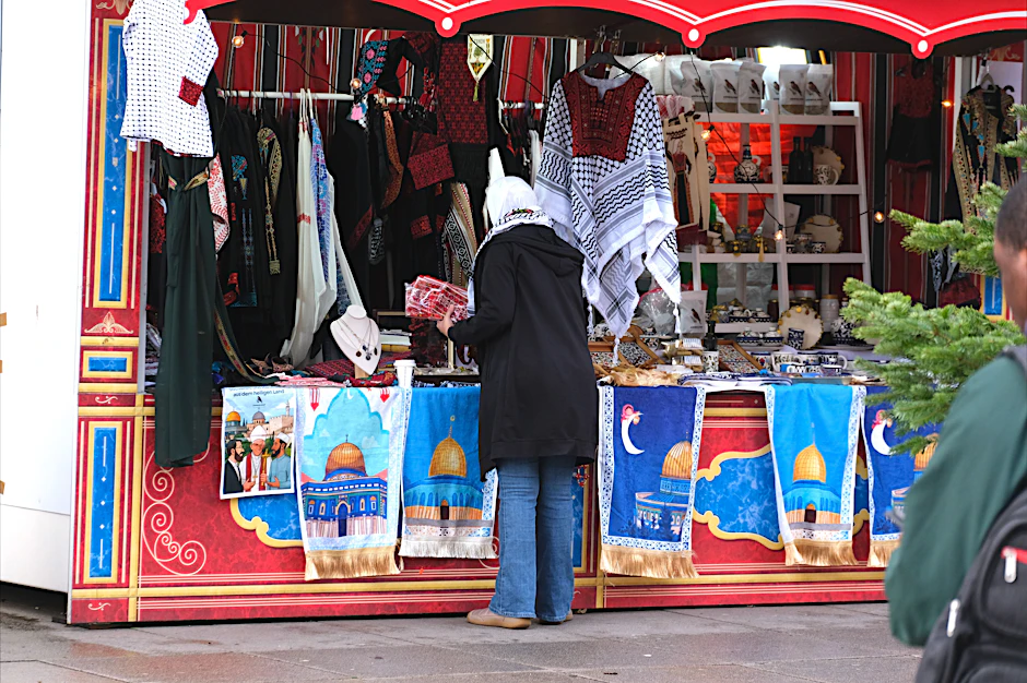 Die Bude auf dem Weihnachtsmarkt am Alexanderplatz: Auch Palästinenserschals werden hier angeboten.