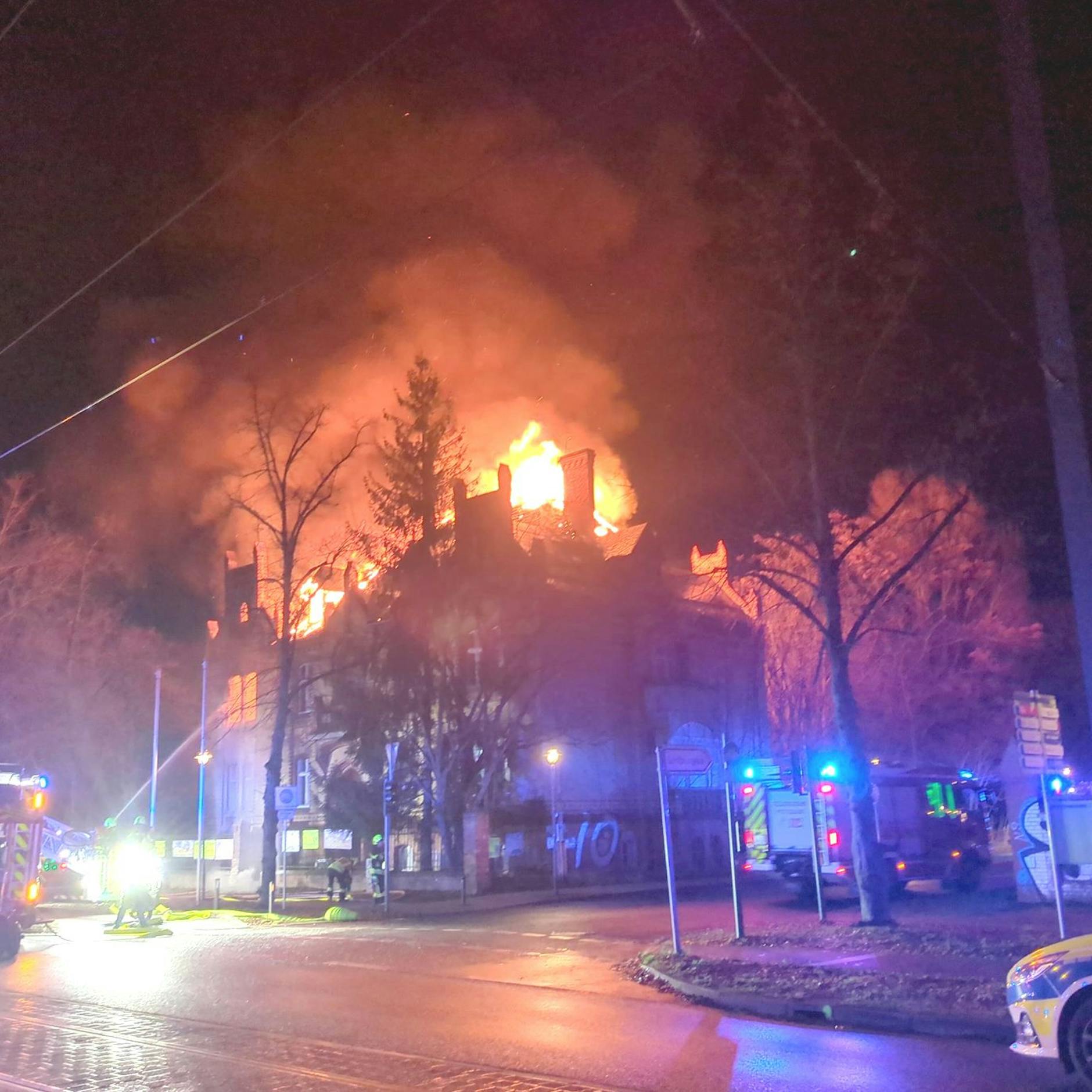 Image - Brennende Villa nach sechs Stunden gelöscht: Ein Mensch gerettet