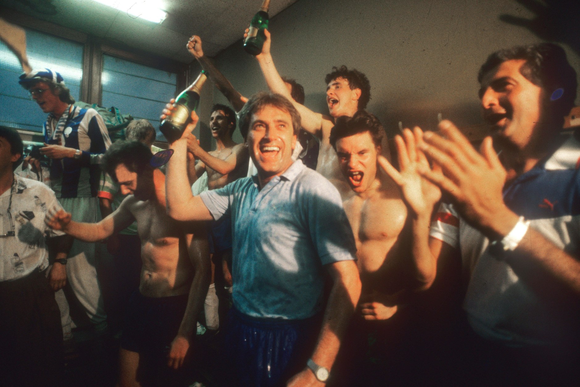 Am 2. Mai 1990 in Aachen ist es vollbracht und Hertha BSC unter Trainer Werner Fuchs (M.) wieder Erstligist. Auch damals gab es eine Serie von sechs Siegen in Folge.