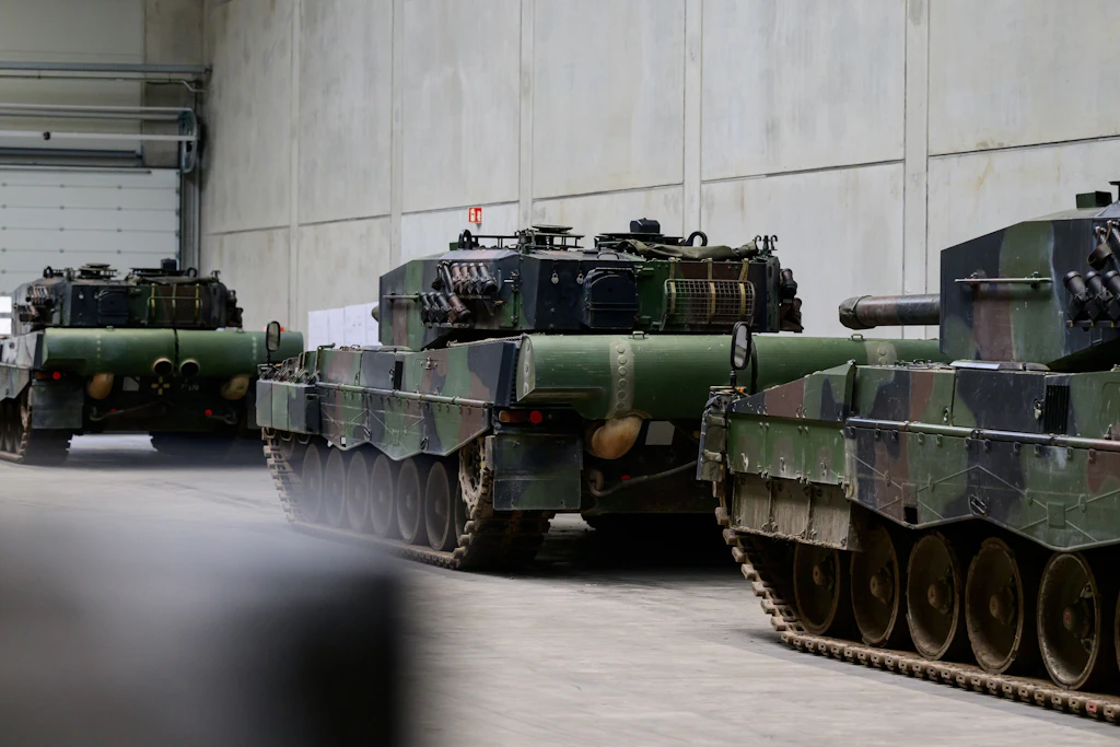 Kampfpanzer vom Typ Leopard 2A4 stehen in einer Halle von Rheinmetall.