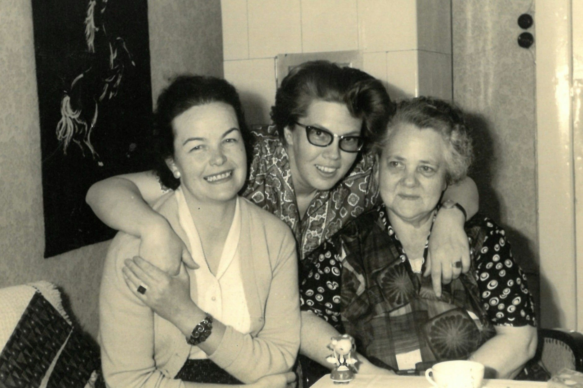 Maria Kacprzyks (l.) zu Besuch bei Helga und Hedwig Grimpe (r.) im Jahr 1964