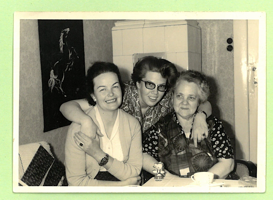 Maria Kacprzyks (l.) zu Besuch bei Helga und Hedwig Grimpe (r.) im Jahr 1964