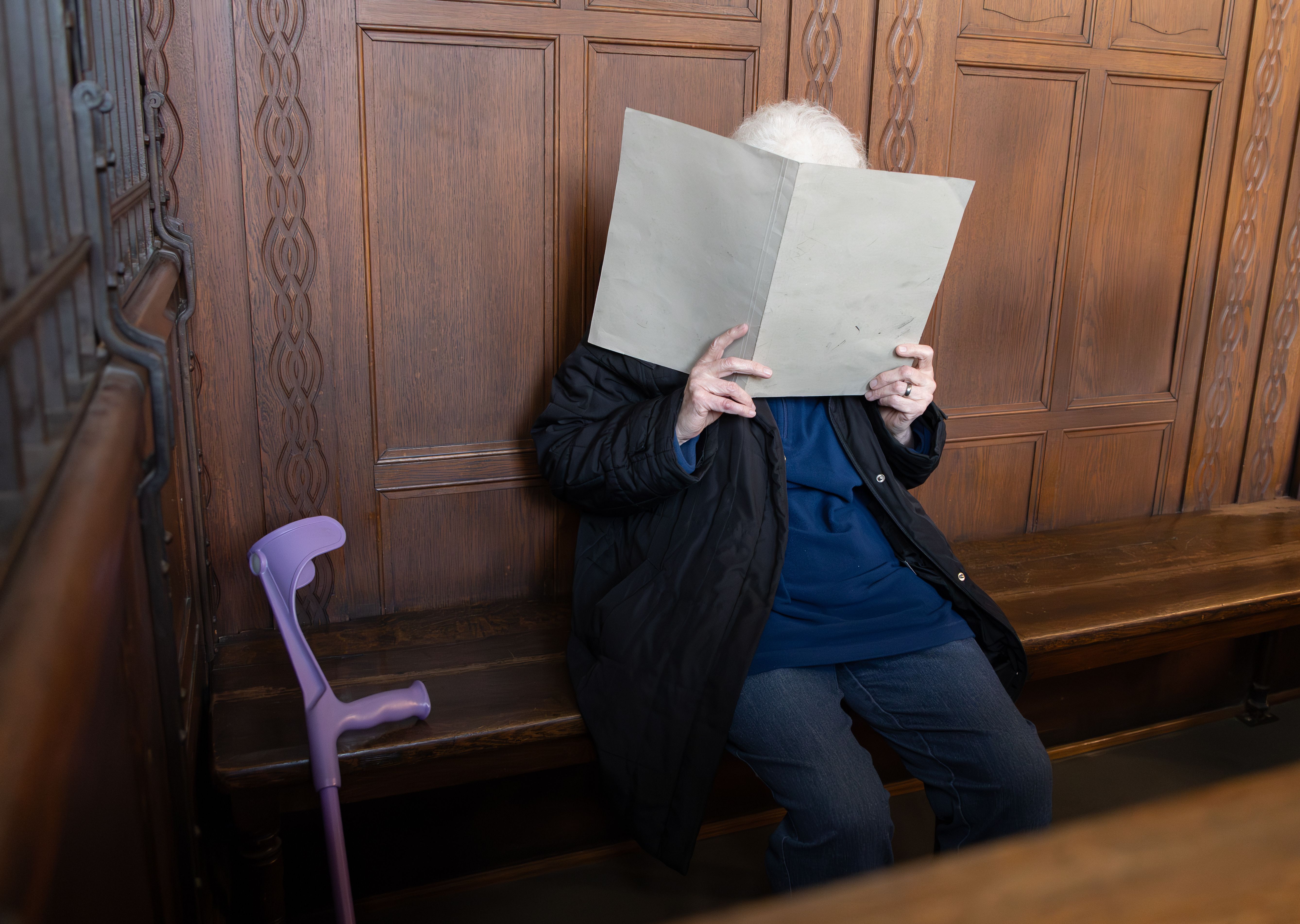 Seniorin wählt Notruf in Kreuzberg: „Ich habe versucht, meinen Mann mit dem Beil umzubringen“