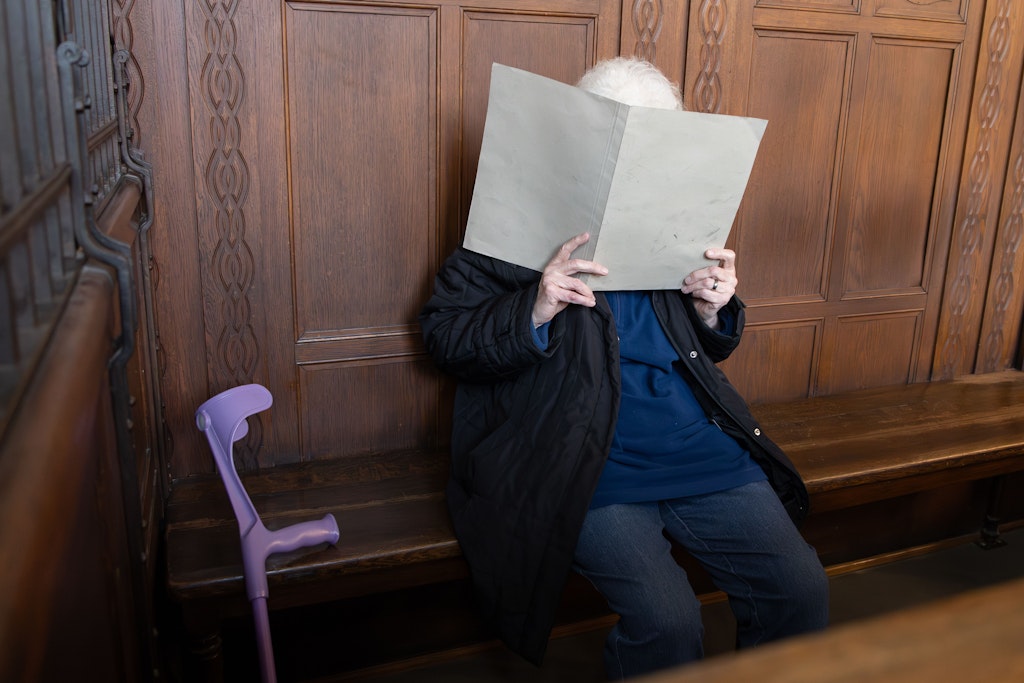 Seniorin wählt Notruf in Kreuzberg: „Ich habe versucht, meinen Mann mit dem Beil umzubringen“