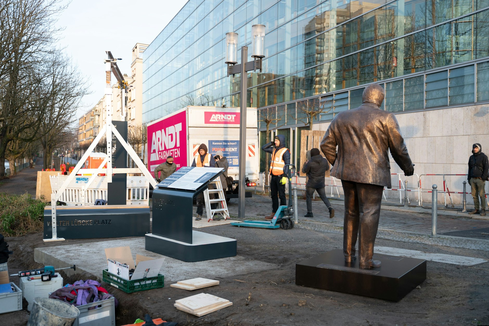 Die lebensgroße Statue von Walter Lübcke steht direkt an der CDU-Zentrale in Berlin-Tiergarten.
