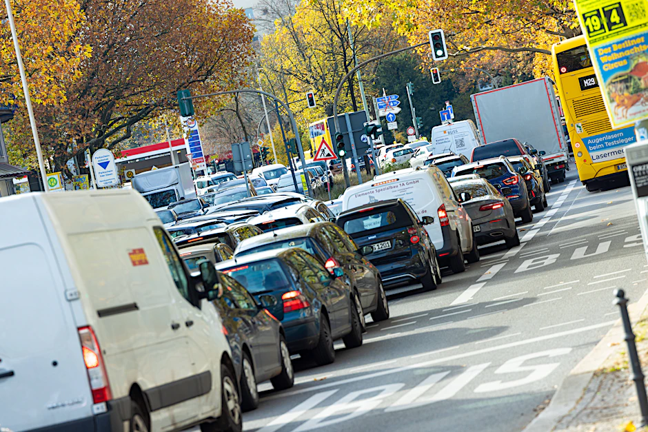 Berlin macht auch am Dienstagmorgen keinen Spaß im Straßenverkehr.