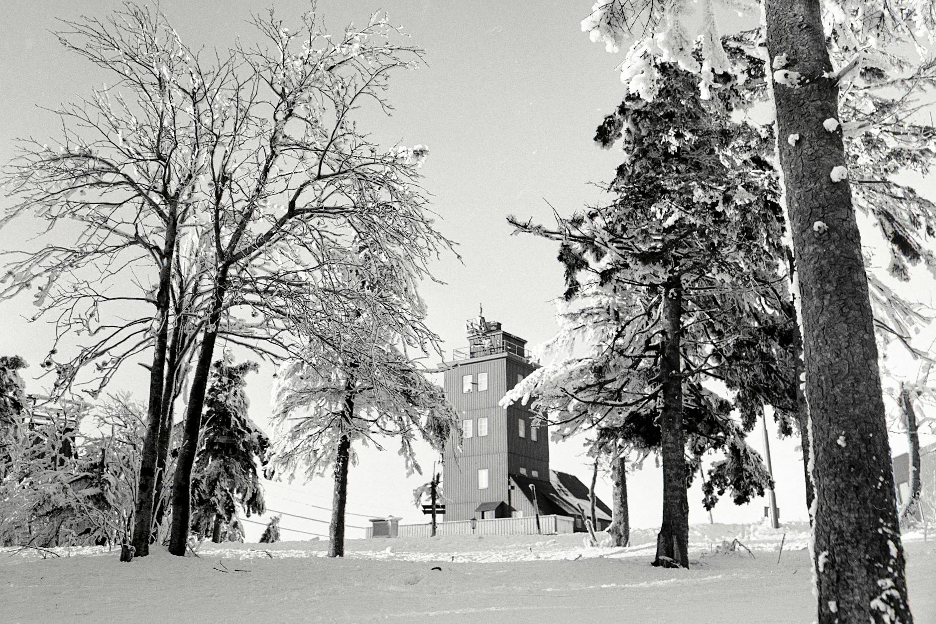 Der Meteorologische Dienst der DDR betrieb mehrere Wetterstationen, die höchste befand sich auf dem Fichtelberg im Erzgebirge.