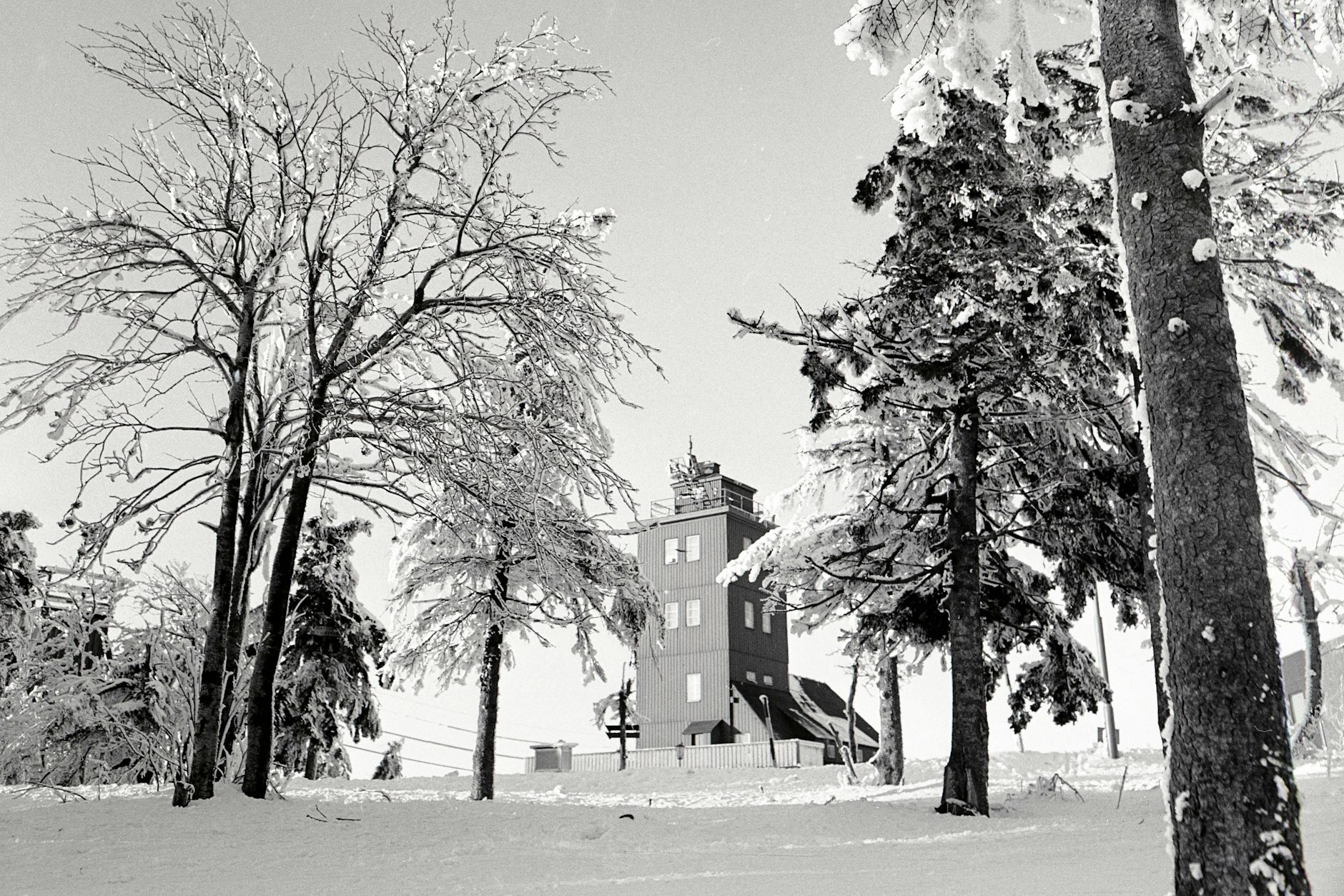 Der Meteorologische Dienst der DDR betrieb mehrere Wetterstationen, die höchste befand sich auf dem Fichtelberg im Erzgebirge.