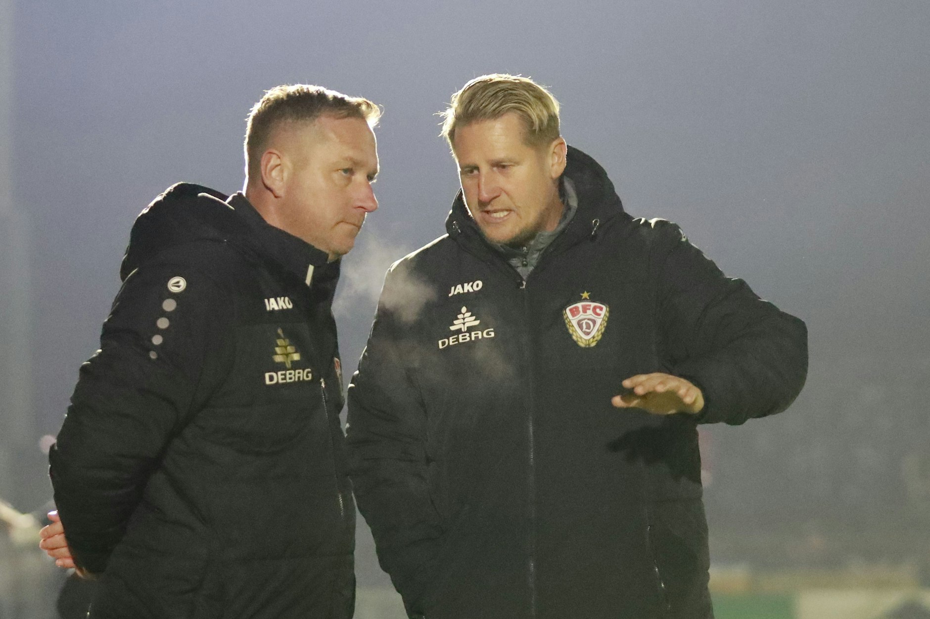 Als Assistent vermittelt Sven Körner (r.) BFC-Trainer Dennis Kutrieb immer wieder seine Sicht der Dinge.