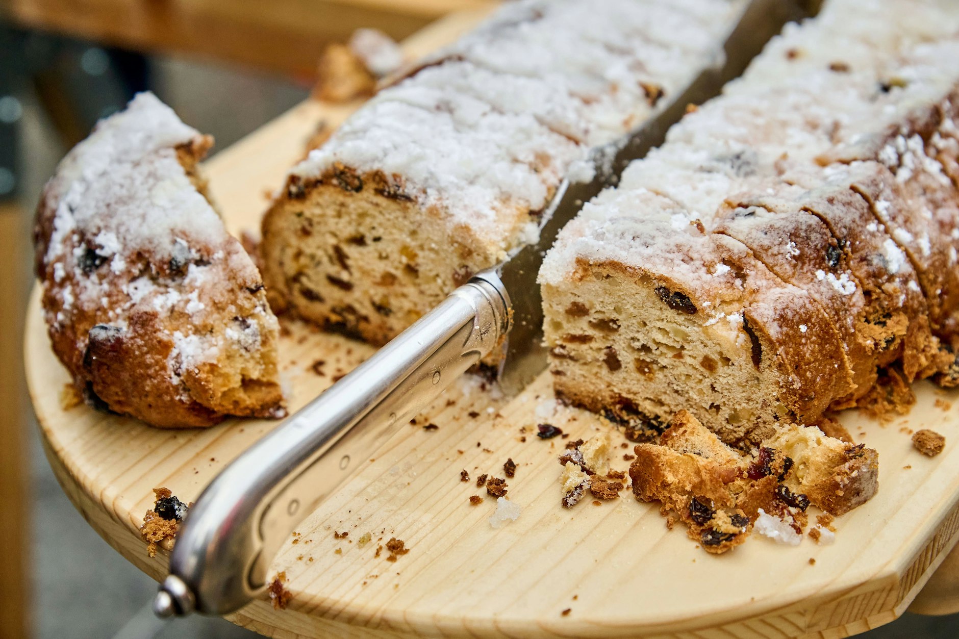 So geht Stollen: echter Dresdner Christstollen auf dem Weihnachtsmarkt.
