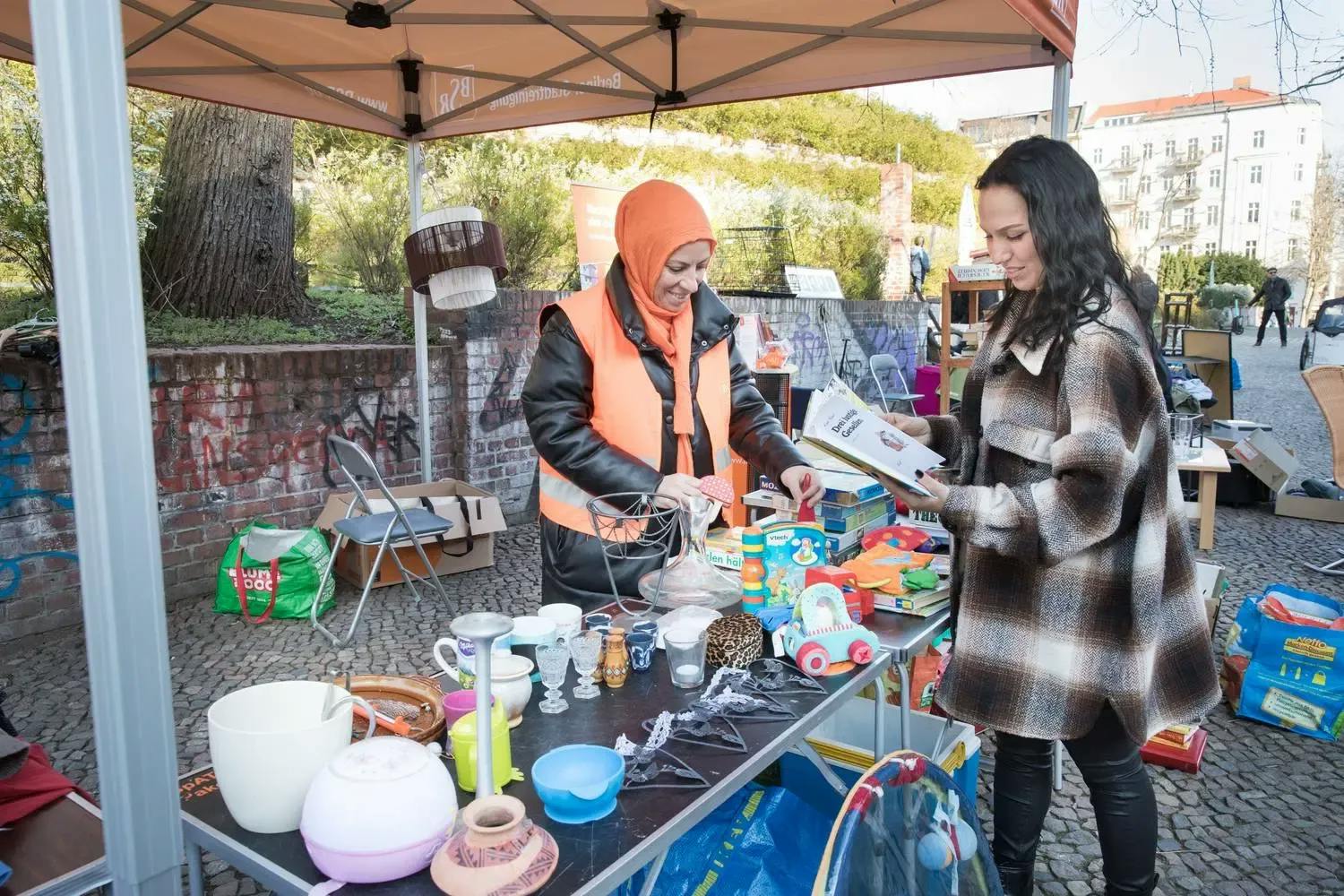 Was für den einen Müll ist, kann für den anderen ein Schatz sein! Im Rahmen der Kieztage entstehen auch kleine, kostenlose Flohmärkte.