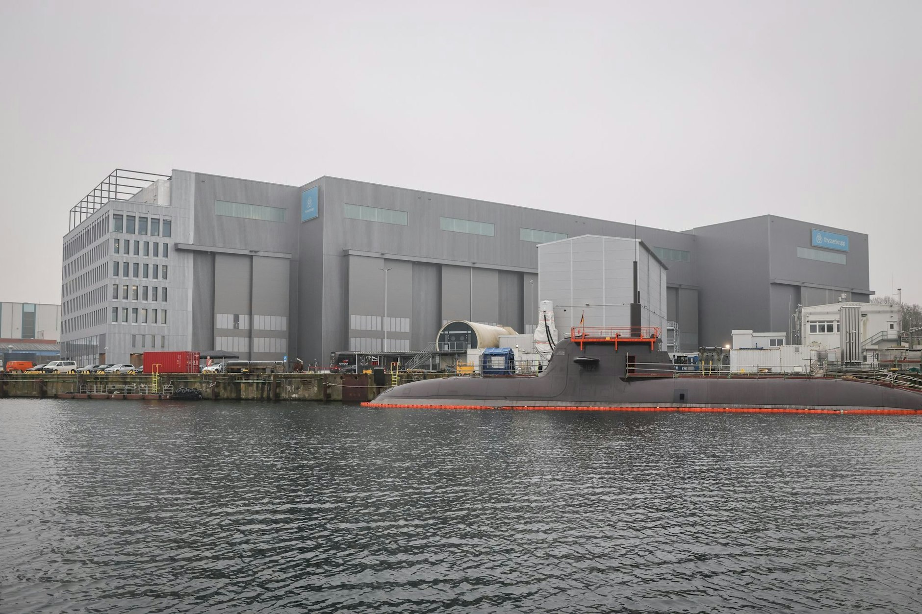 Ein U-Boot liegt vor der neuen Schiffbauhalle auf der Werft von Thyssenkrupp Marine Systems (TKMS). Auch in den Unterwasserbooten werden viele Materialien aus Seltenen Erden verbaut.