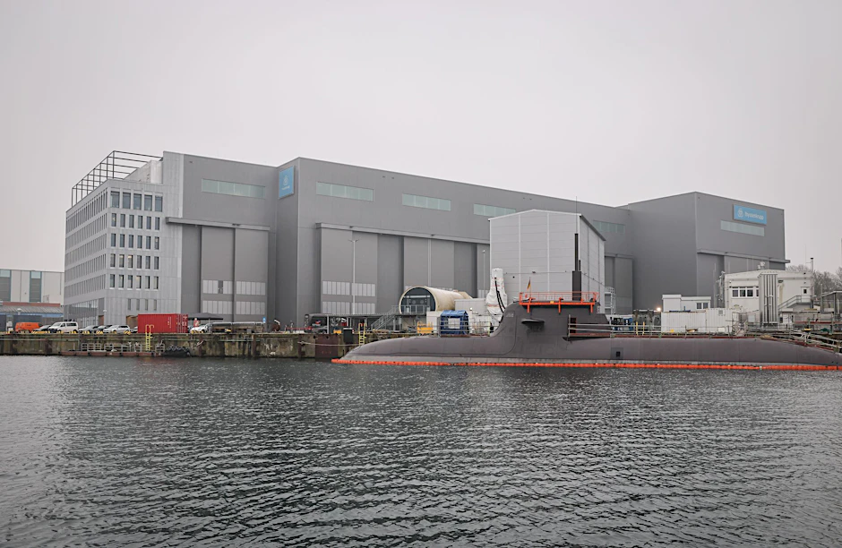 Ein U-Boot liegt vor der neuen Schiffbauhalle auf der Werft von Thyssenkrupp Marine Systems (TKMS). Auch in den Unterwasserbooten werden viele Materialien aus Seltenen Erden verbaut.
