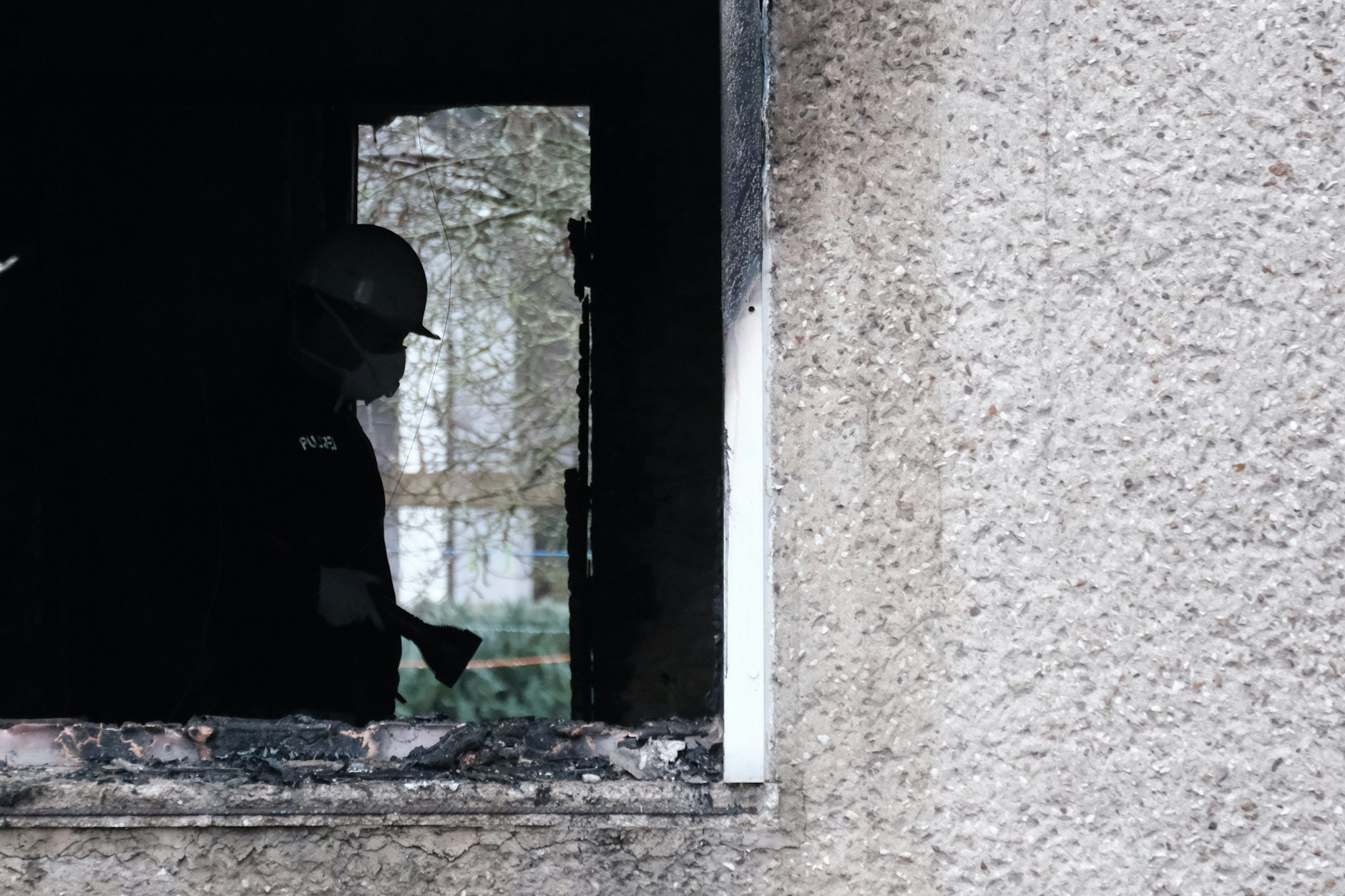 Ermittler durchsuchen die Brandruine in Berlin Mahlsdorf. Was hat das Feuer ausgelöst?