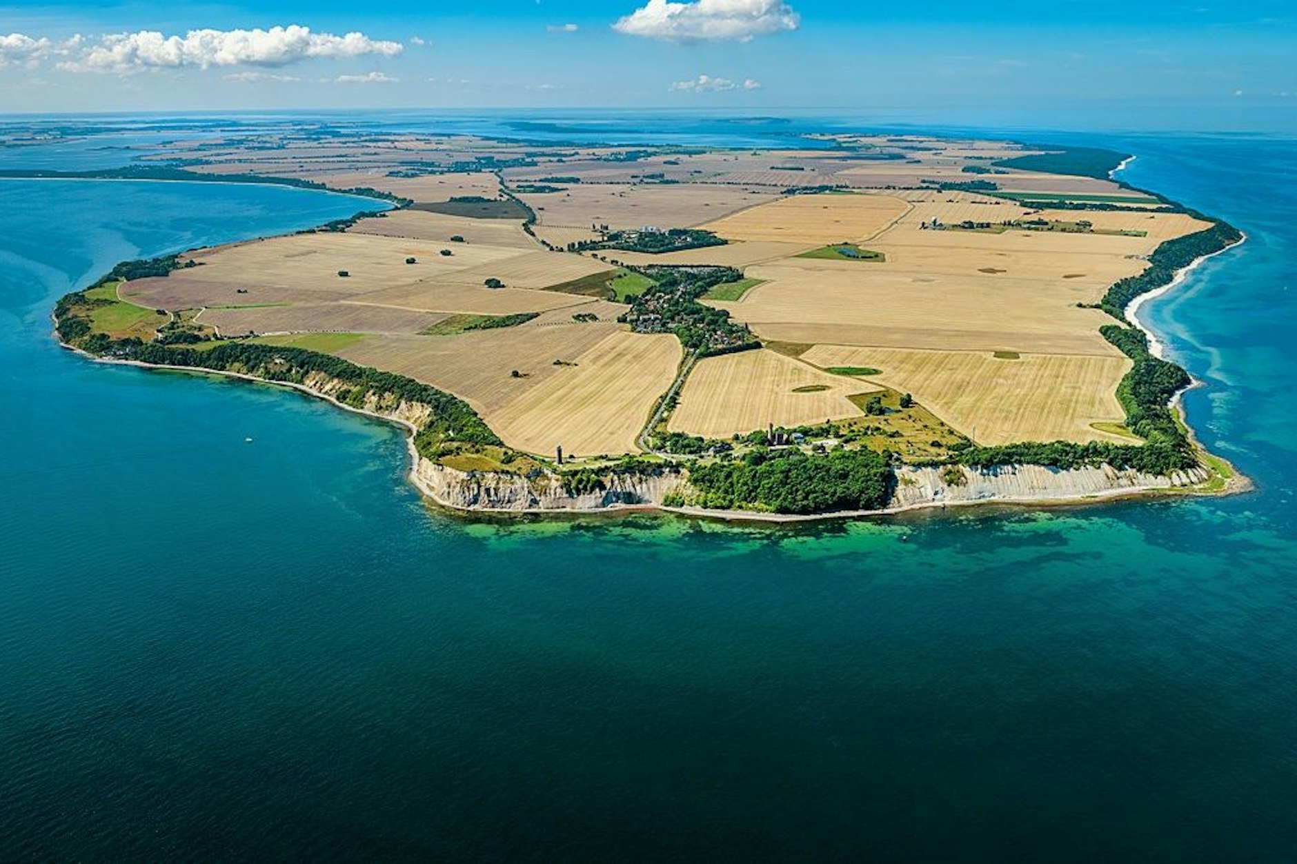 Direkt am Kap Arkona liegt die Wetterstation aus der DDR, die nach der Wende vom Deutschen Wetterdienst betrieben wurde. Sie soll für 178.000 Euro versteigert werden.