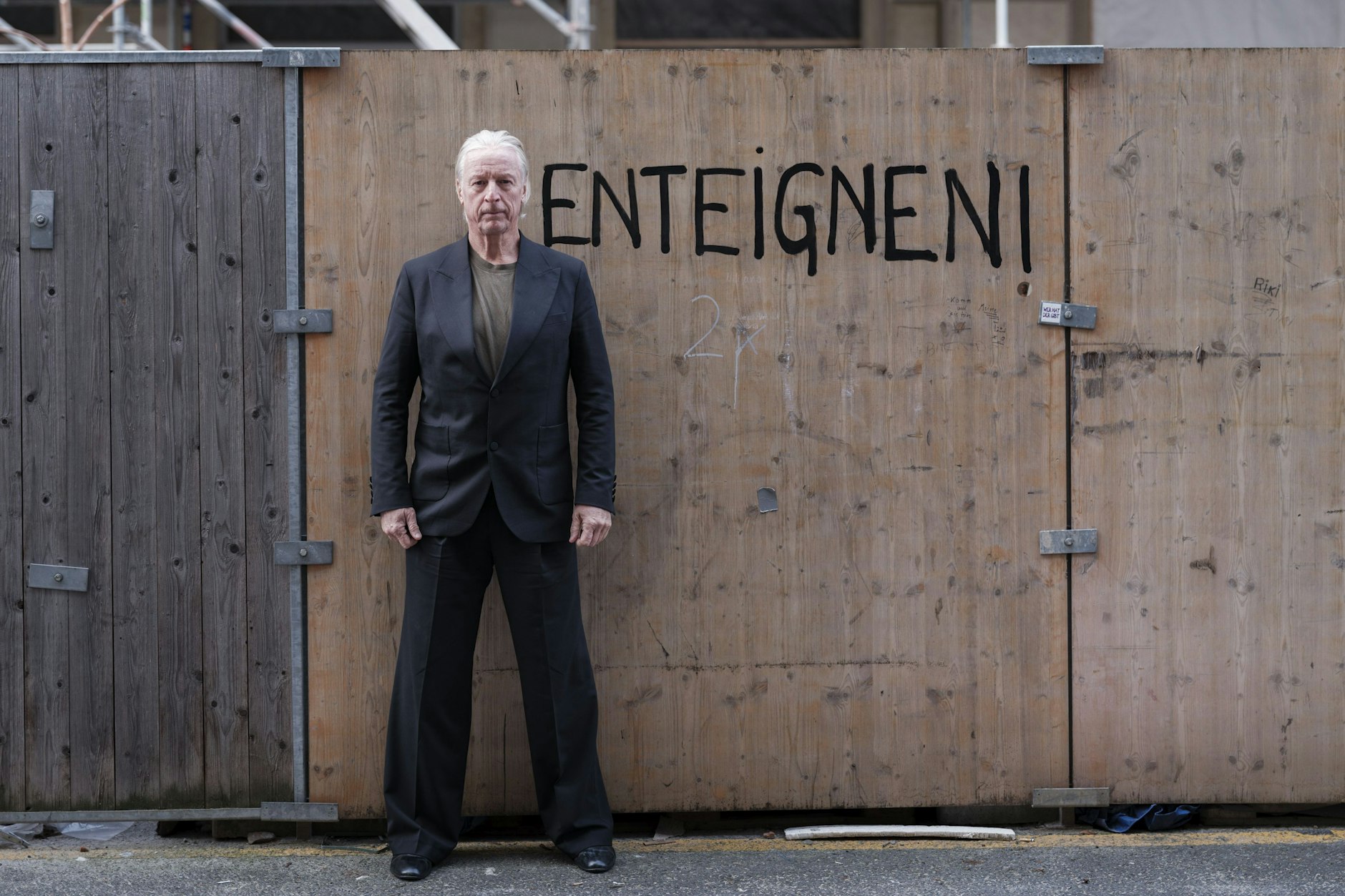 DJ Hell posiert für unser Fotoshooting in der Mittelstraße in Mitte.