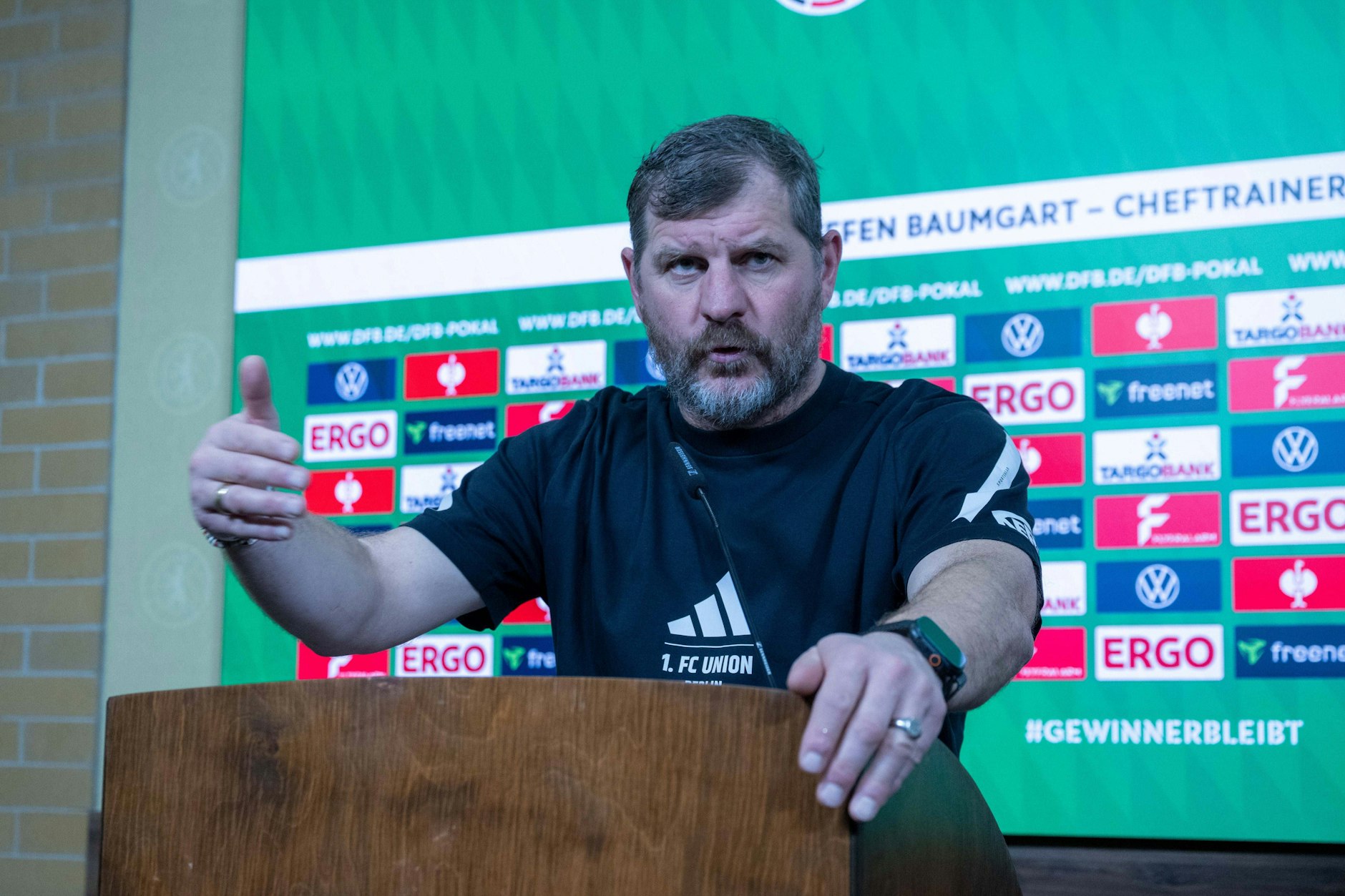 Trainer Steffen Baumgart am Dienstag in der Alten Försterei. Er sagt: "Unsere Jungs können das, was sie können. Und das werfen sie alles in die Waagschale"